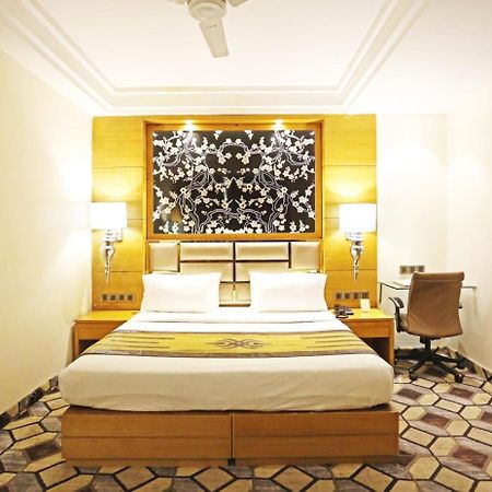 Airport Hotel Claytone New Delhi Bagian luar foto