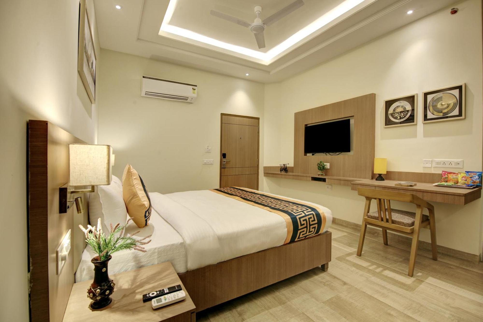 Airport Hotel Claytone New Delhi Bagian luar foto