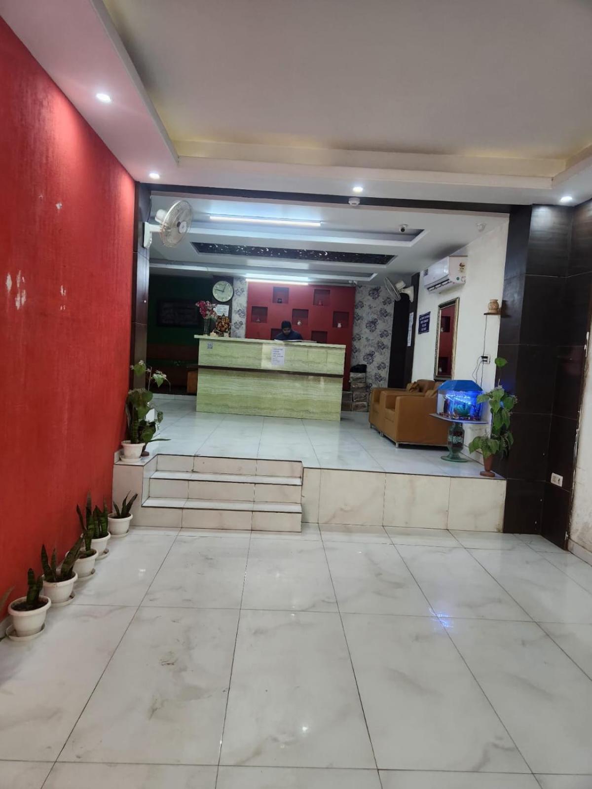 Airport Hotel Claytone New Delhi Bagian luar foto