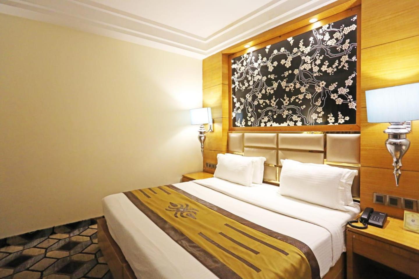 Airport Hotel Claytone New Delhi Bagian luar foto