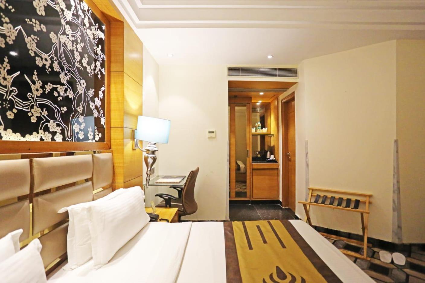 Airport Hotel Claytone New Delhi Bagian luar foto