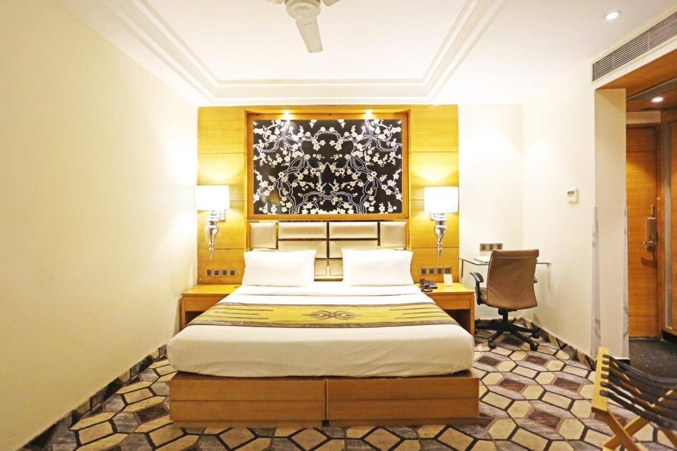 Airport Hotel Claytone New Delhi Bagian luar foto