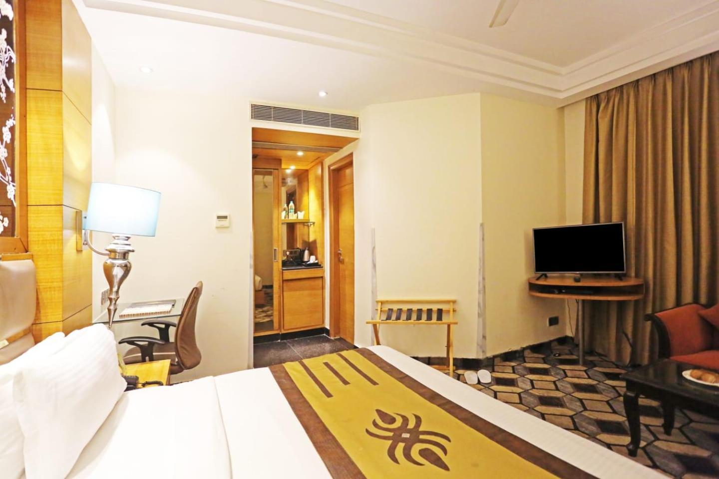 Airport Hotel Claytone New Delhi Bagian luar foto