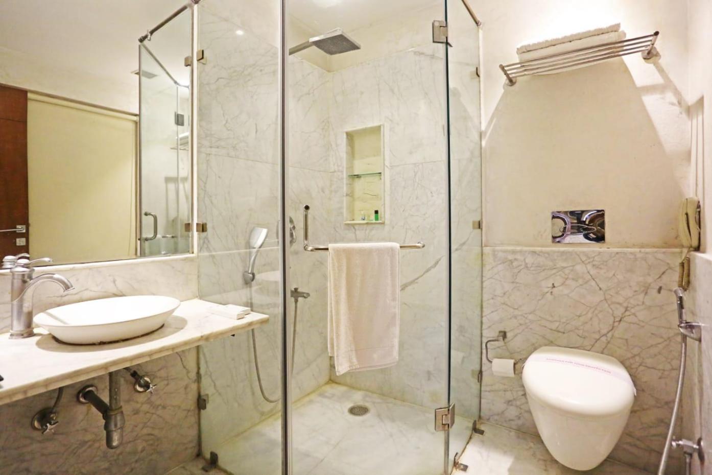 Airport Hotel Claytone New Delhi Bagian luar foto