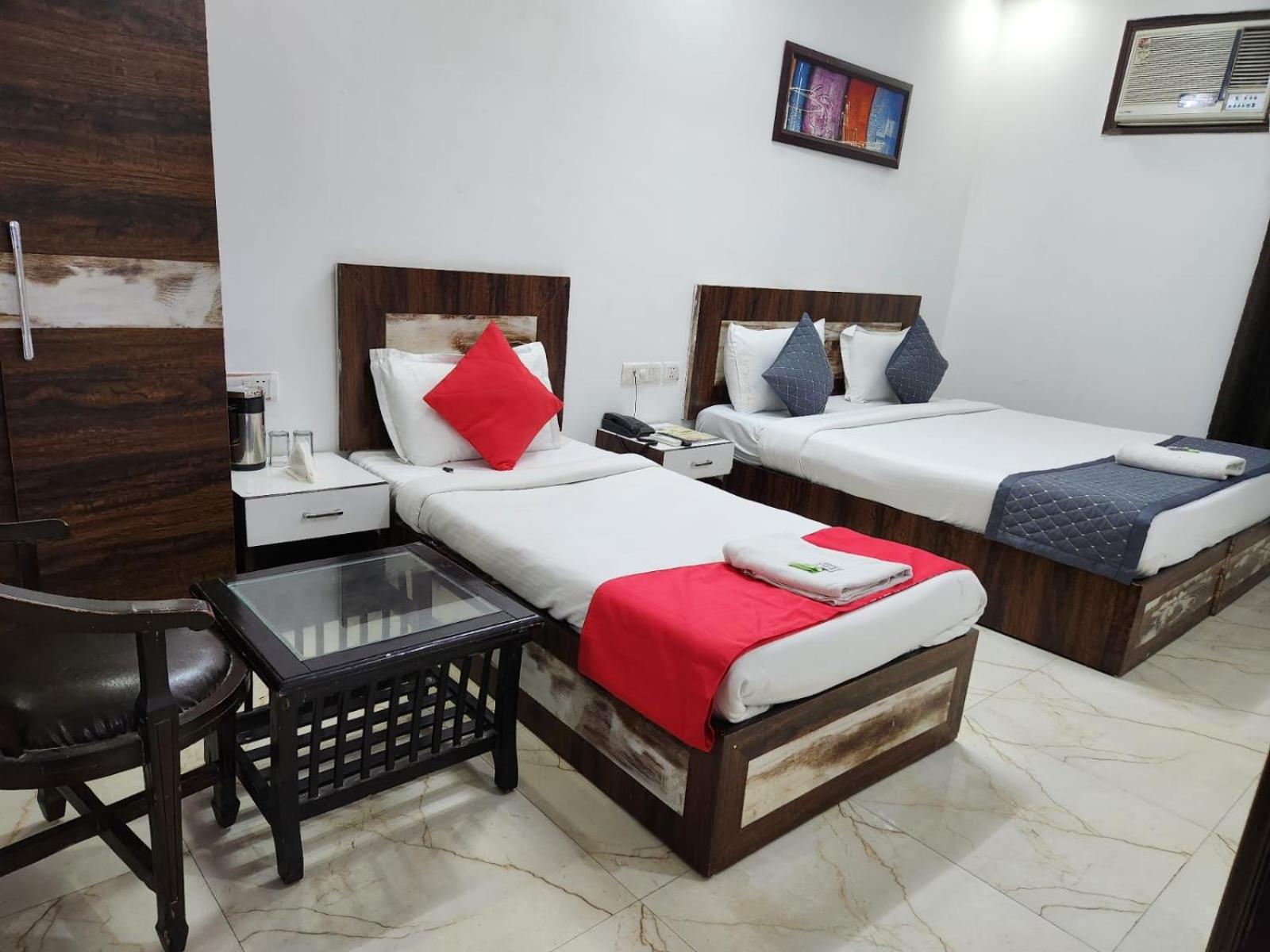 Airport Hotel Claytone New Delhi Bagian luar foto