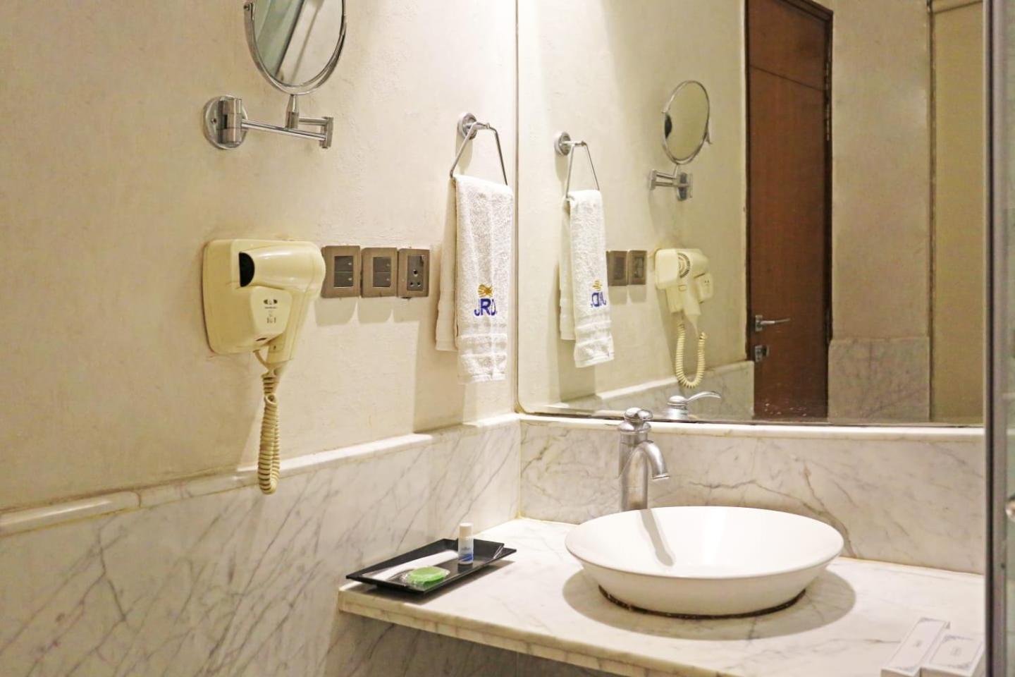 Airport Hotel Claytone New Delhi Bagian luar foto